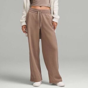 Lululemon Scuba Mid-Rise Wide-Leg Pant *Short